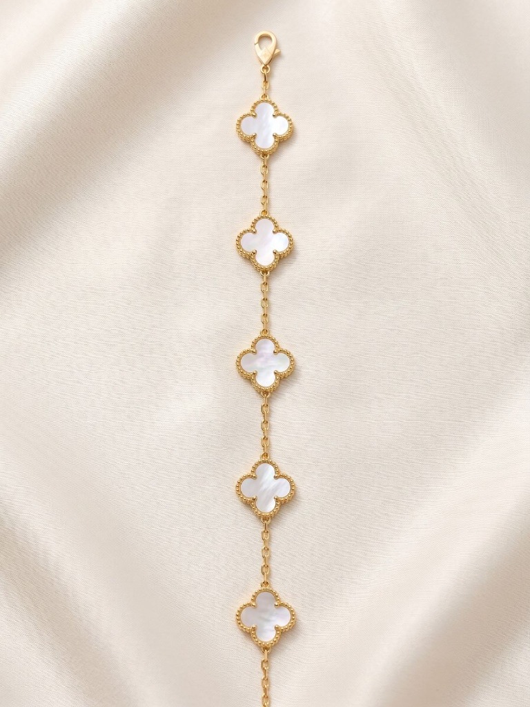 Premium Clover Bracelet Detail